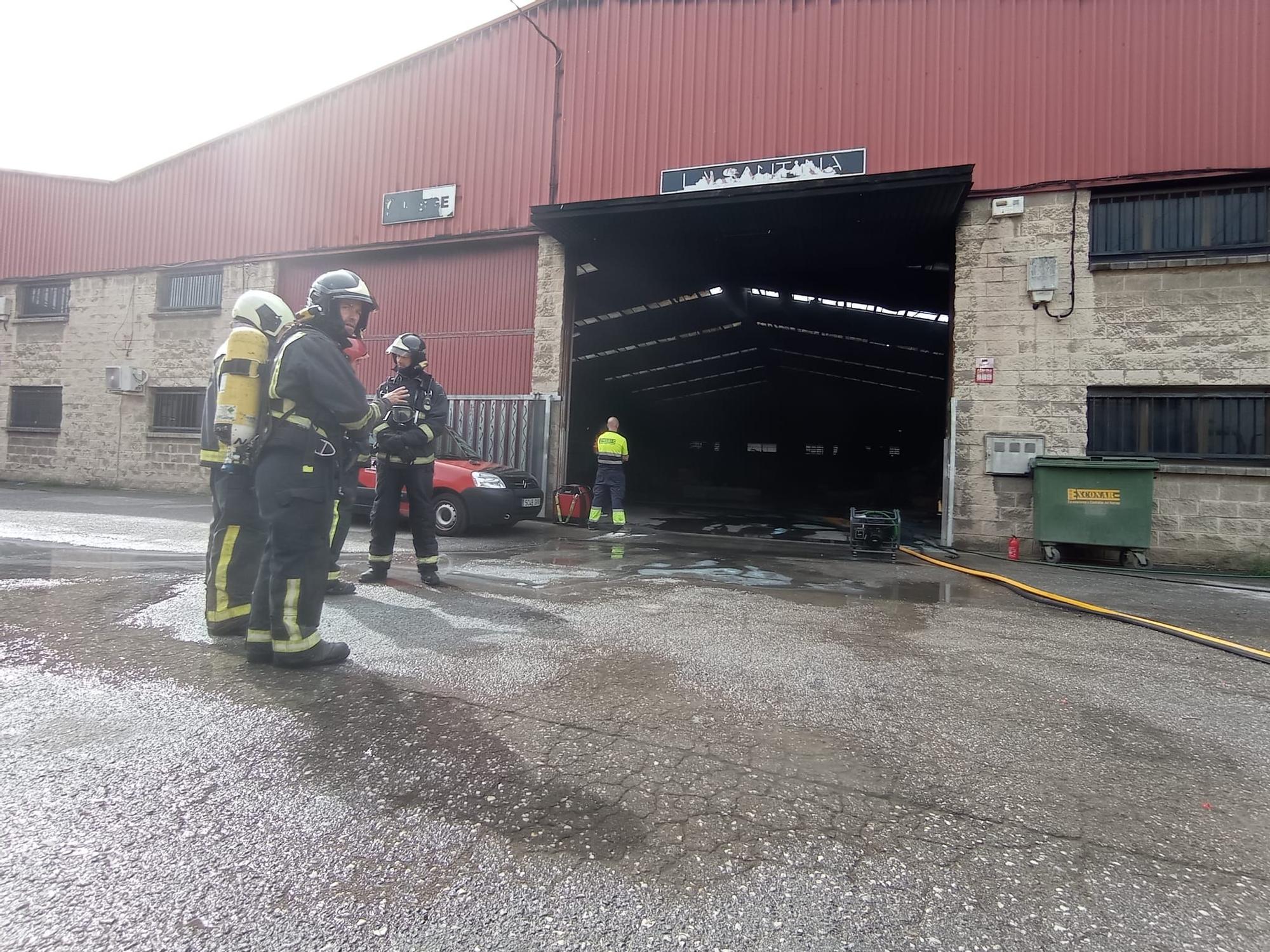 Así fue el incendio en una nave de una empresa de construcción en Meres (Siero)