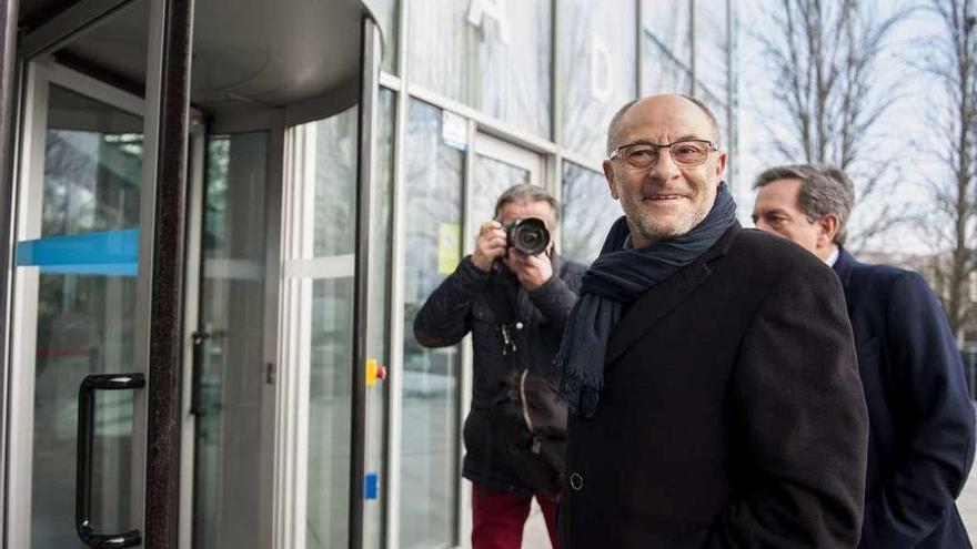 El exalcalde de Ourense, Francisco Rodríguez, llegando a declarar al juzgado, ayer. // Brais Lorenzo