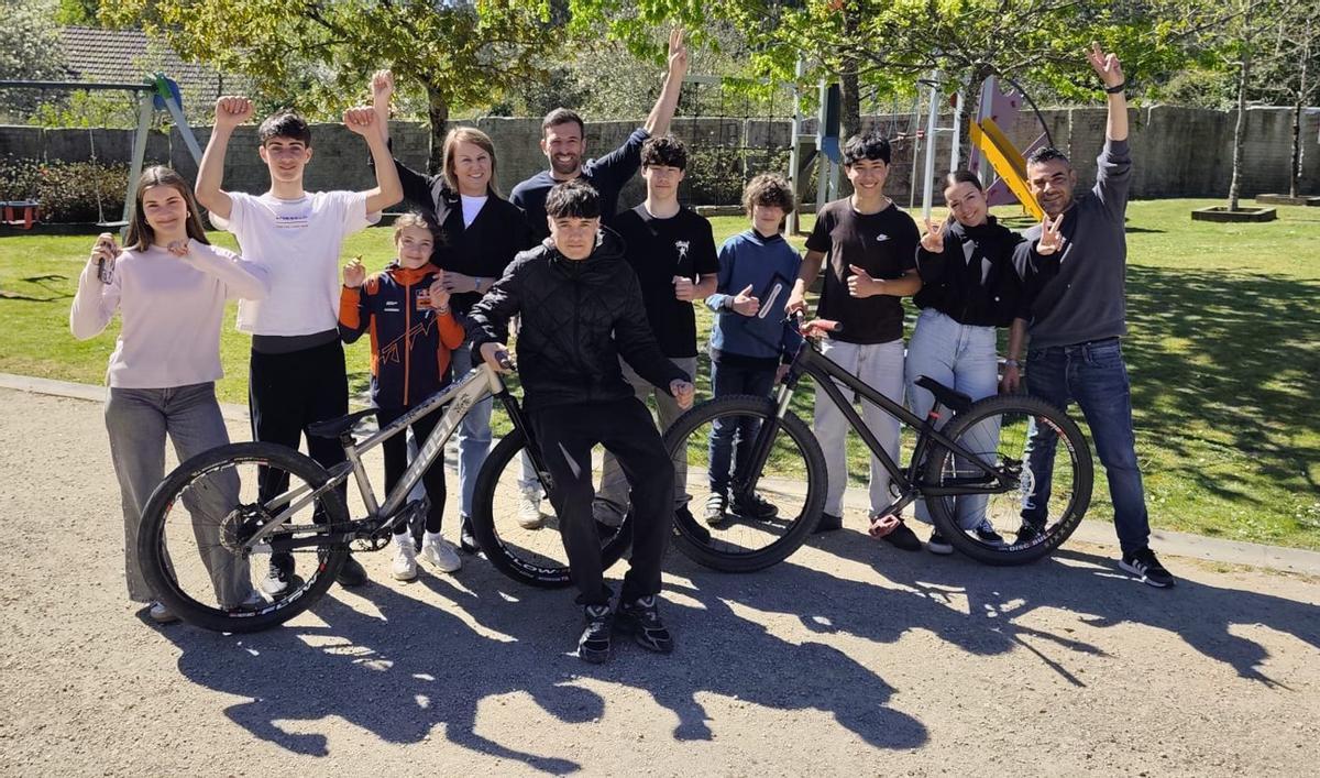 Los jóvenes Sara, Izan, Laia, Miguel, Bruno, Iván y Brais, con la alcaldesa, Loli Castiñeira, y los ediles Marcos Troncoso, Alex Rodríguez y Selene González. | FDV