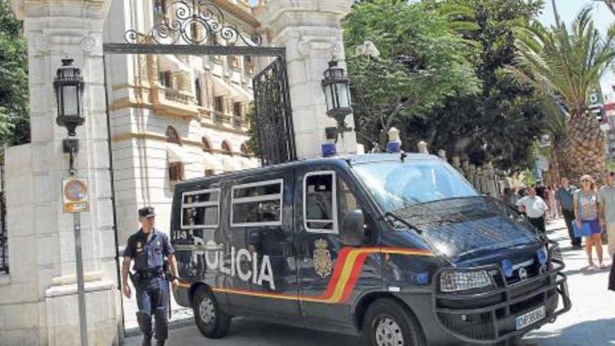 Un furgón policial abandona el Palacio Provincial durante el registro que se produjo hace ahora un año en el marco de la operación Brugal.