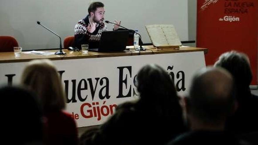 El conferenciante, Rafael Suárez-Muñiz, ayer, en la sede del Club LA NUEVA ESPAÑA de Gijón.