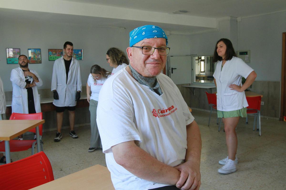 Antonio Álvarez es voluntario en el comedor social de Cáritas en Ourense.