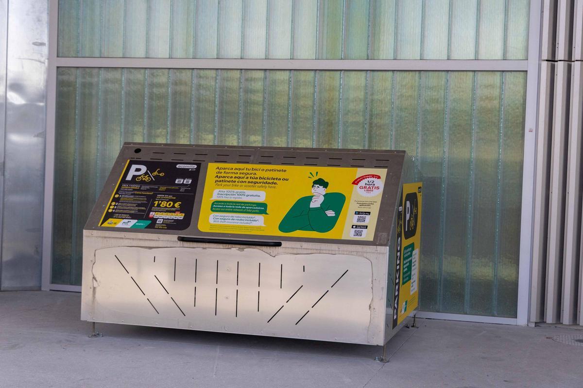 La estación de Santiago de Compostela-Daniel Castelao estrena un aparcamiento seguro y autosuficiente para bicicletas y patinetes