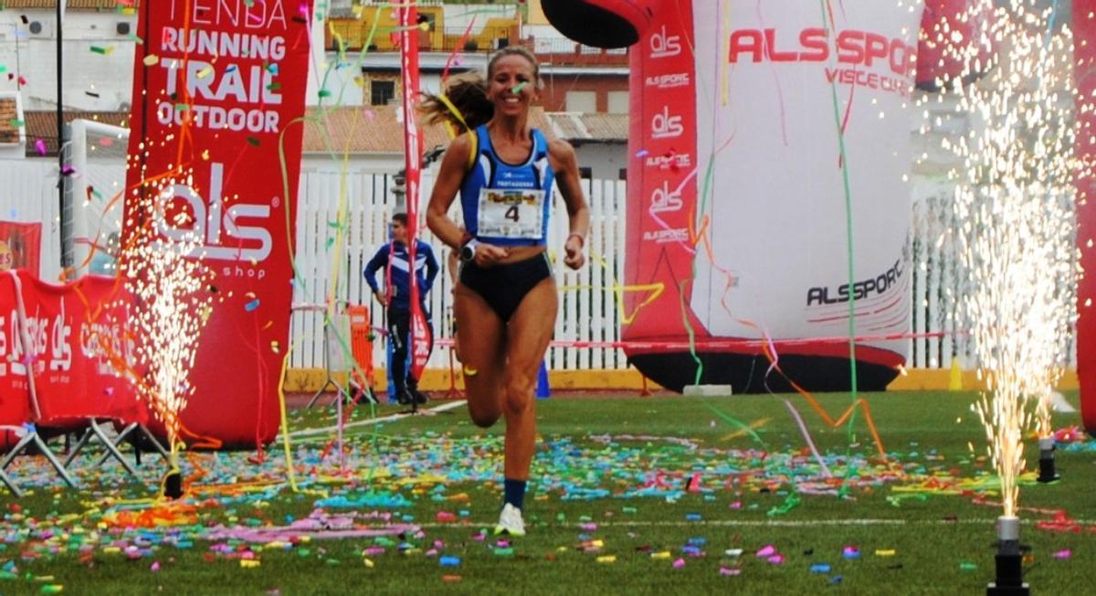 Carmen Gutiérrez entra vencedora en la meta de Hornachuelos.