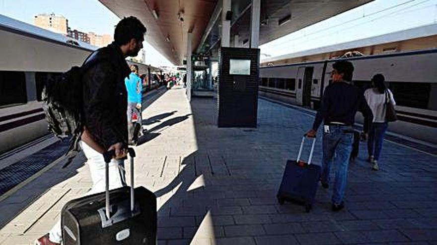 Viajeros en la estación de Zamora.