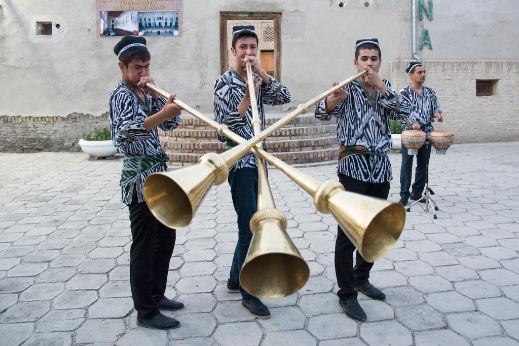 Músicos callejeros en Bujará.