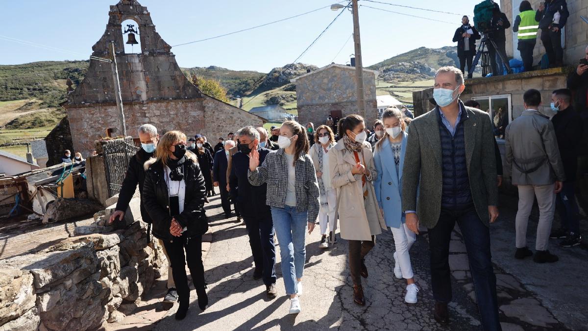 Pueblo Ejemplar 2021: La Familia Real visita Santa María del Puerto, en Somiedo