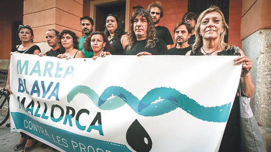 Activistas de la plataforma Mar Blava, protestando delante del Parlamento balear contra las prospecciones petrolíferas.