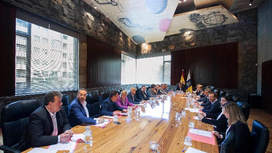 Fernando Clavijo presidió ayer en Santa Cruz de Tenerife la reunión con la Federación Canaria de Municipios.