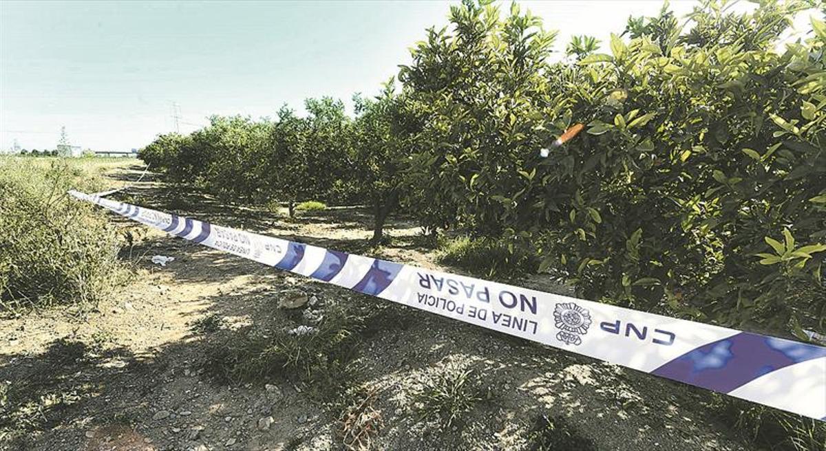 Investigan la muerte violenta en un huerto de un varón vestido de mujer