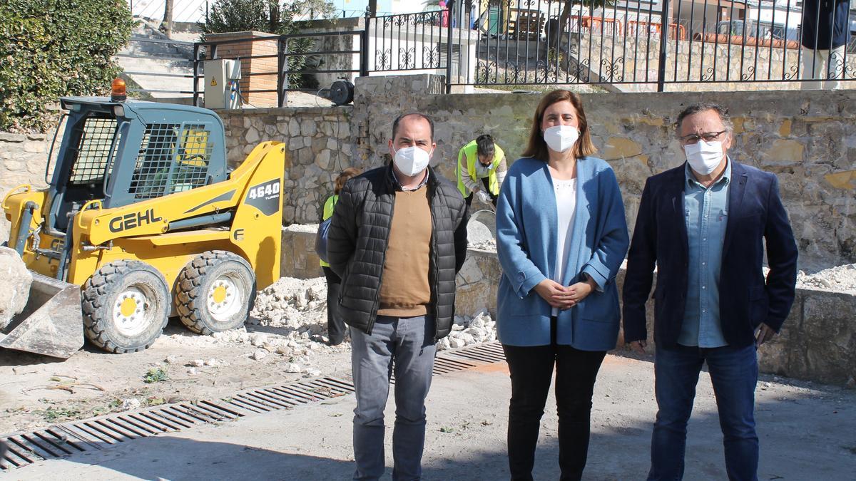 José Gómez, Ramón Martín y Cristina Piernagorda, durante su visita a las obras de la fuente de la Cañada.