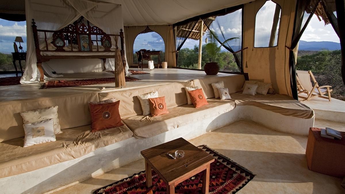 Dormir en un lodge en plena naturaleza permite vivir el safari también fuera del 4x4, entre amaneceres, sonidos de la sabana y paisajes abiertos.
