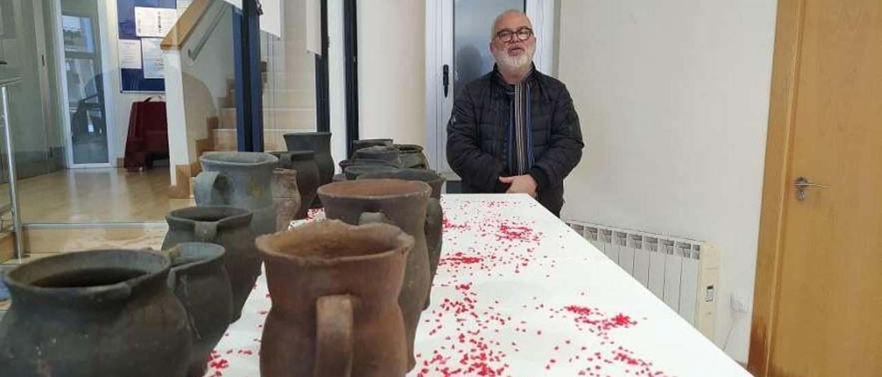 El ceramista Miguel Vázquez, con algunas de las piezas de la exposición de cerámica negra de Villayo, en la Casa de Cultura de Posada de Llanera.