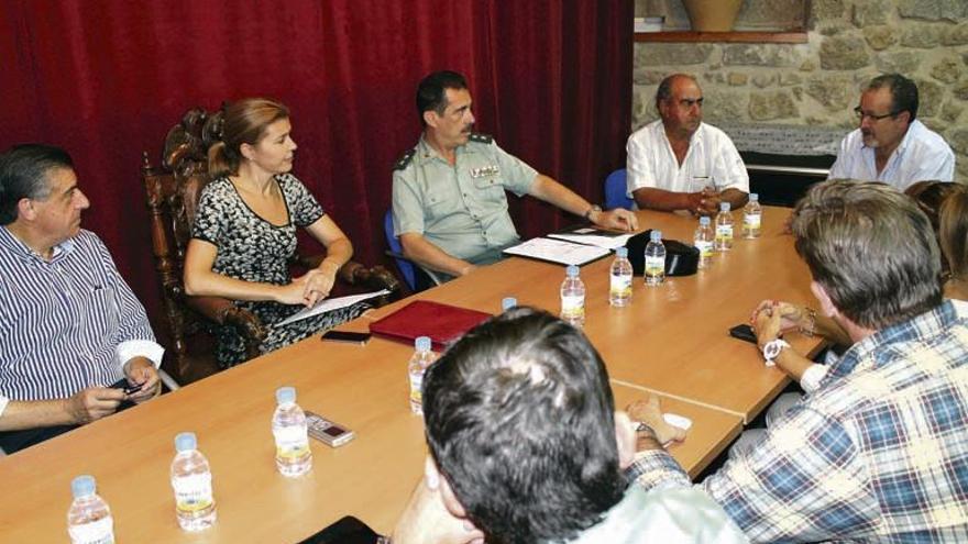 Momento de la reunión entre la subdelegada y alcaldes.