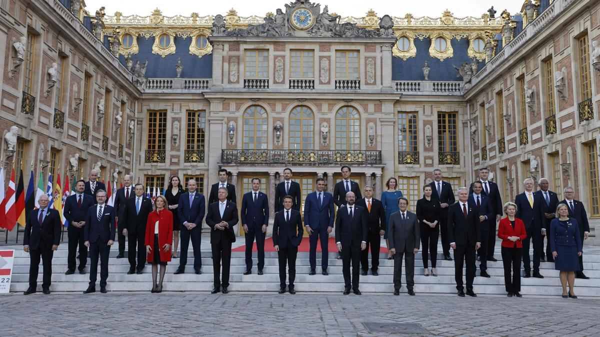 El presidente de Francia, Emmanuel Macron, y los líderes de la UE posan para una fotografía familiar en el Palacio de Versalles, cerca de París, el 10 de marzo de 2022, antes de la cumbre de líderes de la UE para discutir las consecuencias de la invasión de Rusia en Ucrania