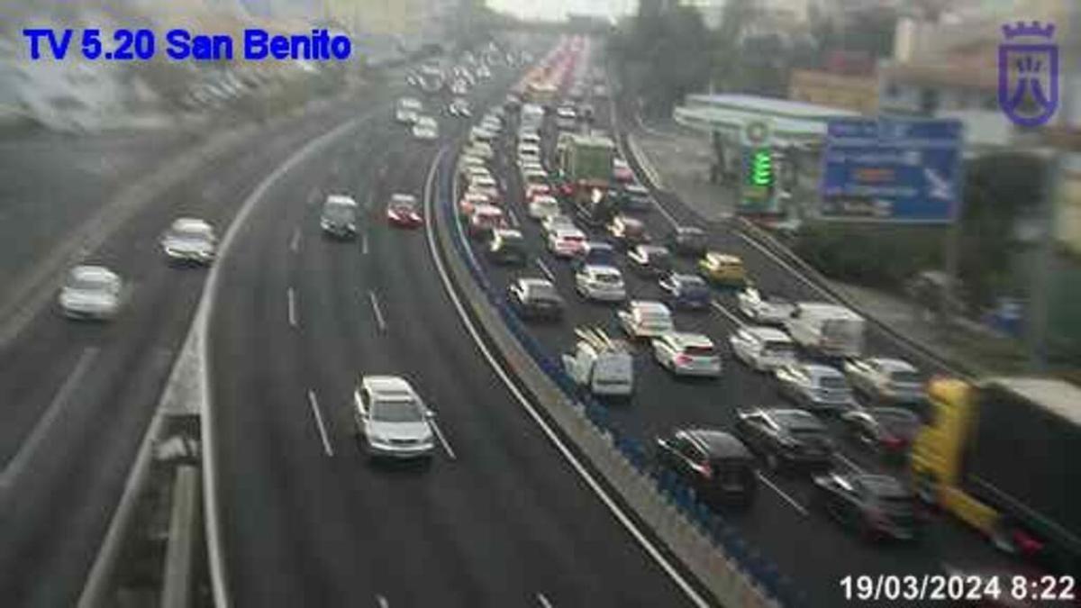 Colas en la autopista del Norte de Tenerife este martes.