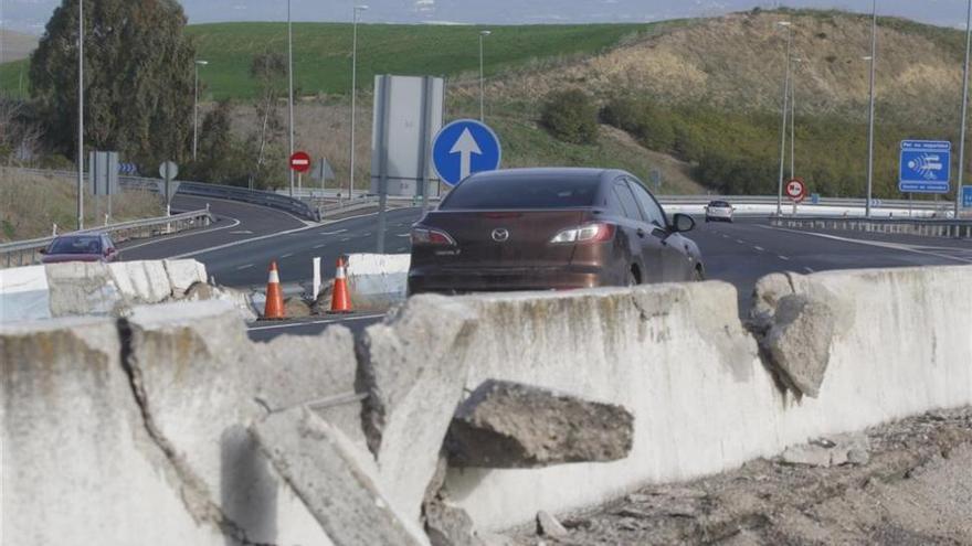 Un camión volcado corta la Cuesta del Espino esta madrugada