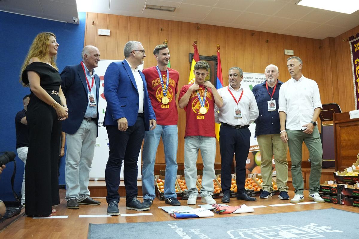 Los Palacios se rinde a Fabián y Gavi, sus campeones del mundo