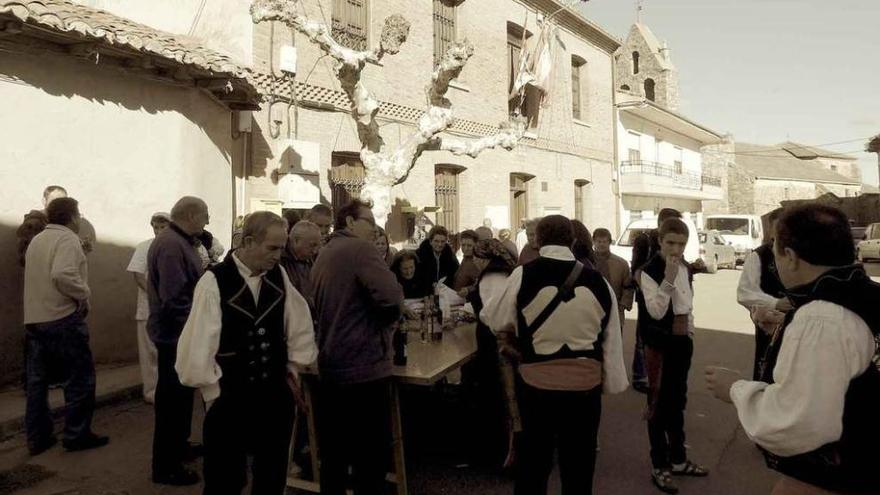 Integrantes del grupo de bailes La Rueca, a la espera de comenzar el rodaje del programa televisivo.