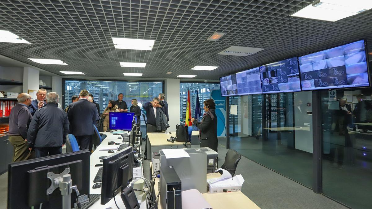 Sala de control principal de la planta desalinizadora de Torrevieja en una visita de cargos públicos holandeses a las instalaciones