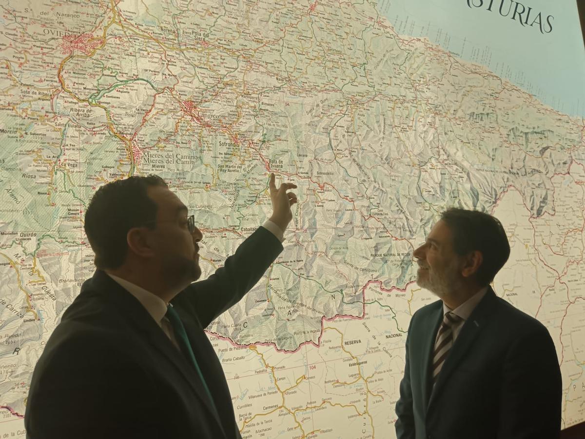Barbón le señala en el gran mapa que hay en el Centro Asturiano de México la ubicación de Laviana, su concejo natal, al embajador de España en México, Juan Duarte Cuadrado.