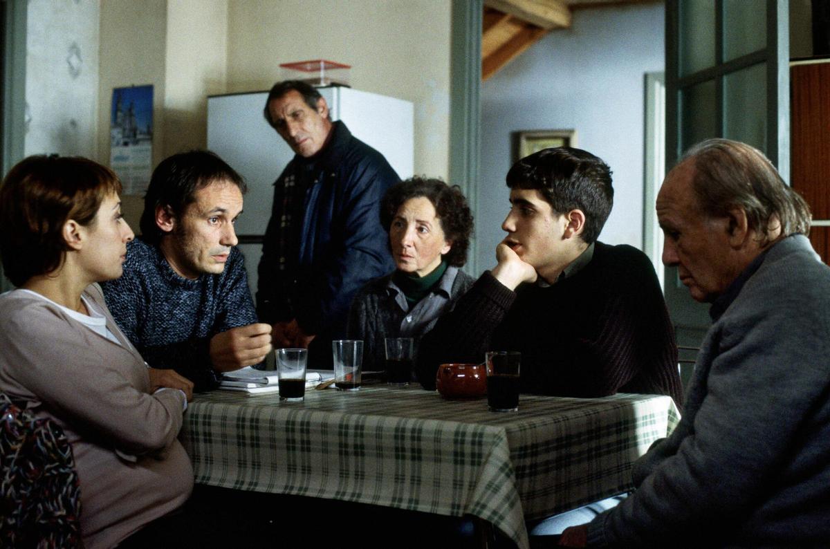 FOTOGRAMA DE LA ULTIMA PELICULA DE ALEJANDRO AMENABAR "MAR ADENTRO", QUE CUENTA LA HISTORIA DEL TETRAPLEJICO RAMON SAMPEDRO, ENCARNADO POR EL ACTOR JAVIER BARDEM.  EN LA IMAGEN, DE IZDA A DCHA, LOS ACTORES CLARA SEGURA, FRANCESC GARRIDO, CELSO BUGALLO, MABEL RIVERA, TAMAR NOVAS, Y JOAN DALMAU.. 15/12/04CINE. ACTORES GALLEGOS. ACTRICES GALLEGAS. ACTORES ESPAÑOLES. ACTRICES ESPAÑOLAS. PELICULAS. FOTOGRAMAS.