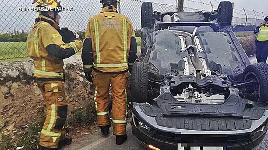 El coche de Manuel Cruz, volcado frente a la gasolinera del CamÃ­ Salard.