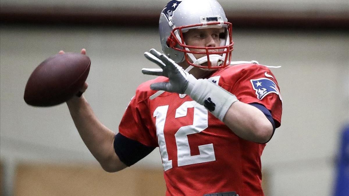 Tom Brady lanza durante un entrenamiento en Minneapolis el pasadio miércoles