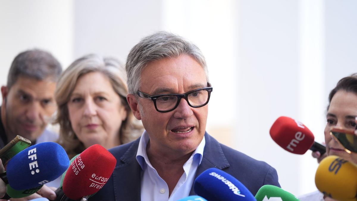 Prioridad nacional, ayudas al campo, menos impuestos y lucha contra la «inmigración ilegal»: las exigencias de Vox para pactar con Juanma Moreno Prioridad nacional, ayudas al campo, menos impuestos y lucha contra la «inmigración ilegal»: las exigencias de Vox para pactar con Juanma Moreno