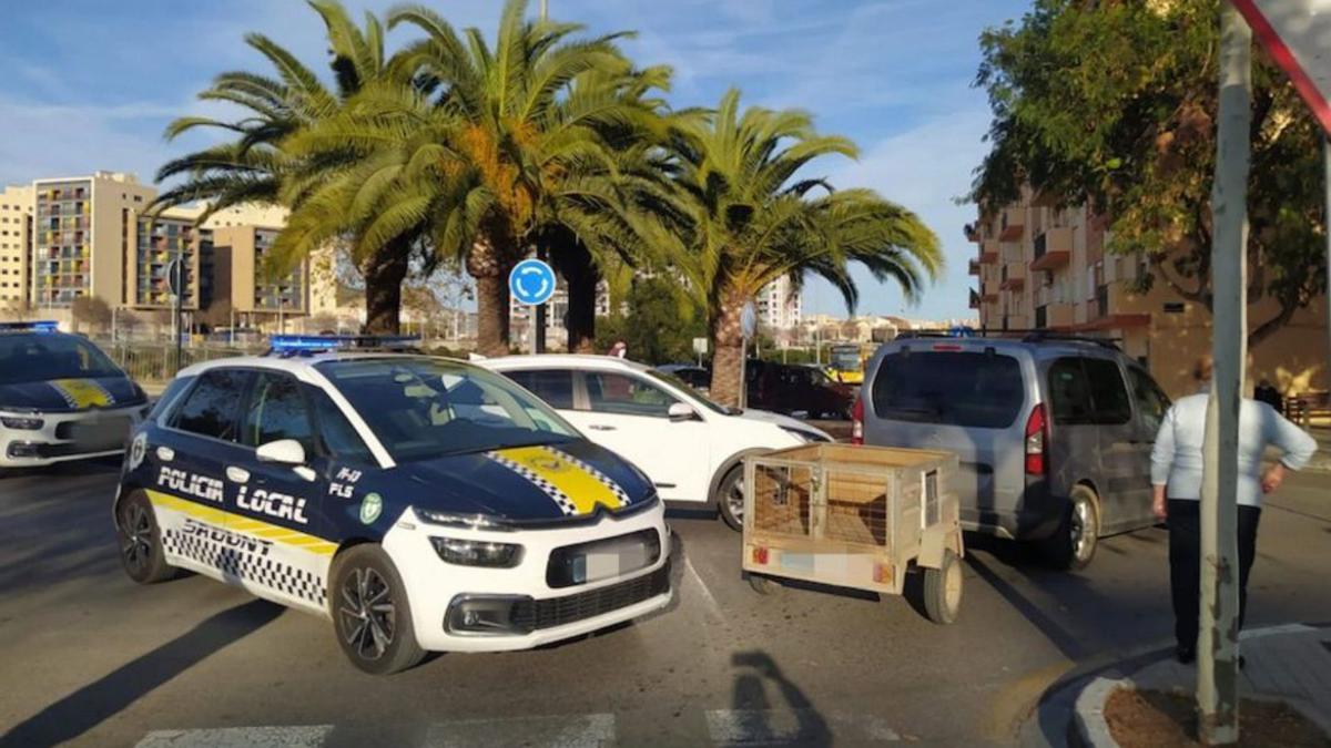 Coches de policía, tras el siniestro. | LEVANTE-EMV