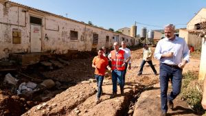 El presidente del Gobierno de Aragón, Jorge Azcón, en la zona afectada por las tormentas.