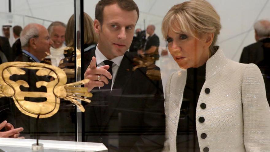 Emmanuel Macron y su esposa.