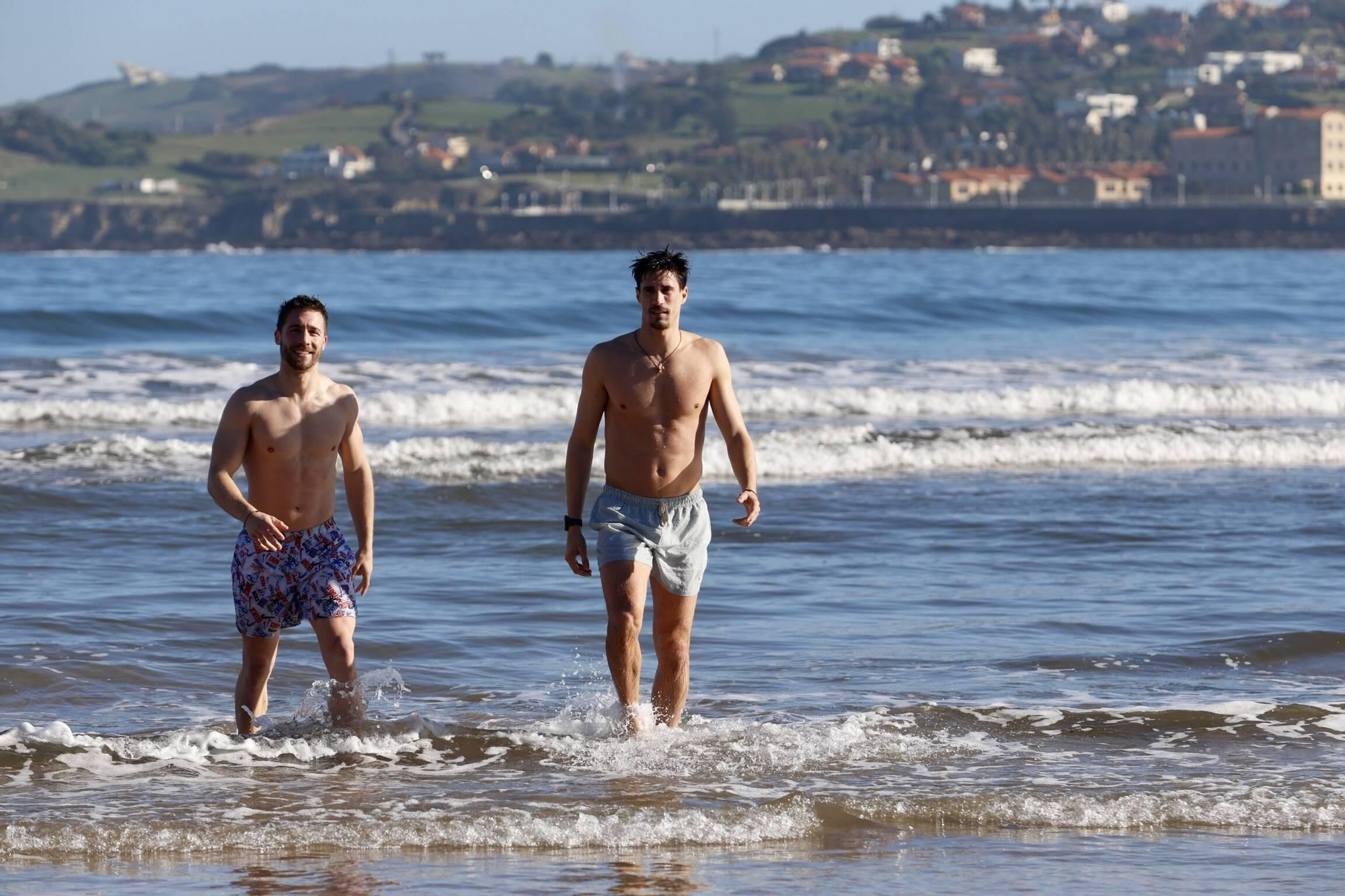 En imágenes: Las bajas temperaturas no frenan a los bañistas de San Lorenzo