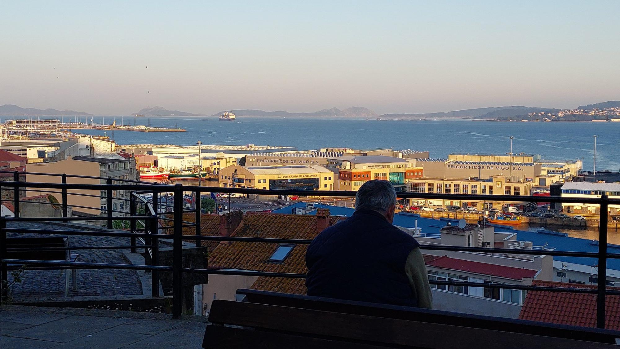 Majestuoso desfile del 'Queen Elizabeth' en Vigo