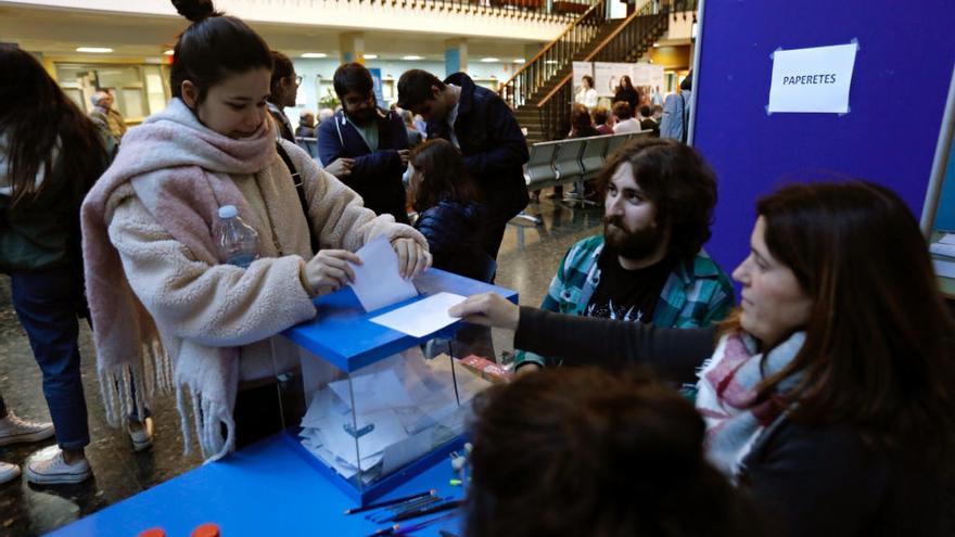 Una joven vota en la Facultad de Filosofía y C. Educación.