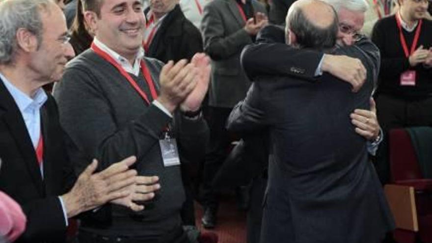 Rubalcaba se abraza a Lerma, junto a Císcar y Alarte.