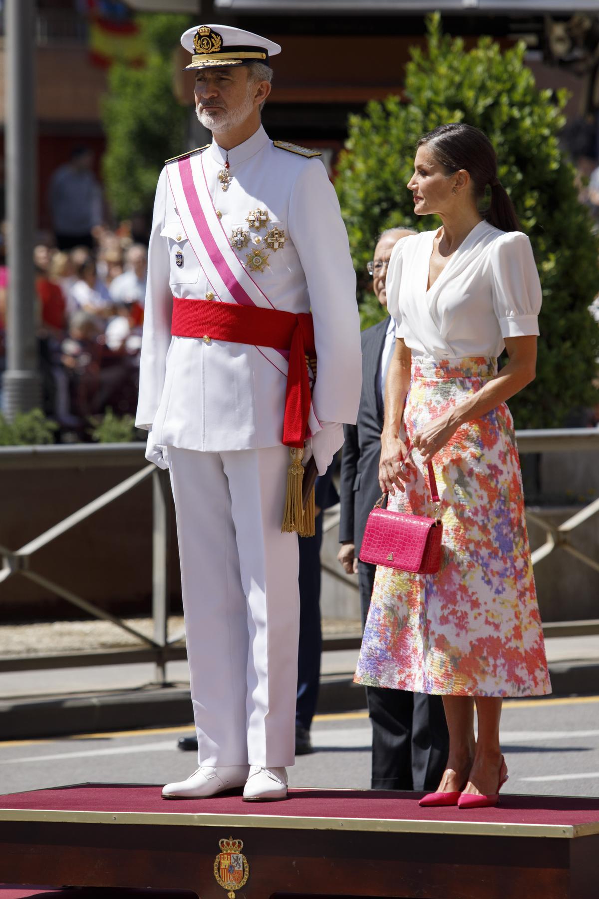 La reina Letizia, con la blusa modelo Zenda de la firma coruñesa Boüret, hoy durante el desfile del Día de las Fuerzas Armadas, junto a su esposo, el rey Felipe VI.