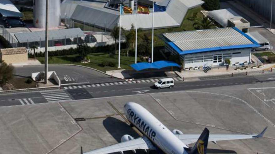 Un avión de Ryanair espera pasajeros frente a la torre.