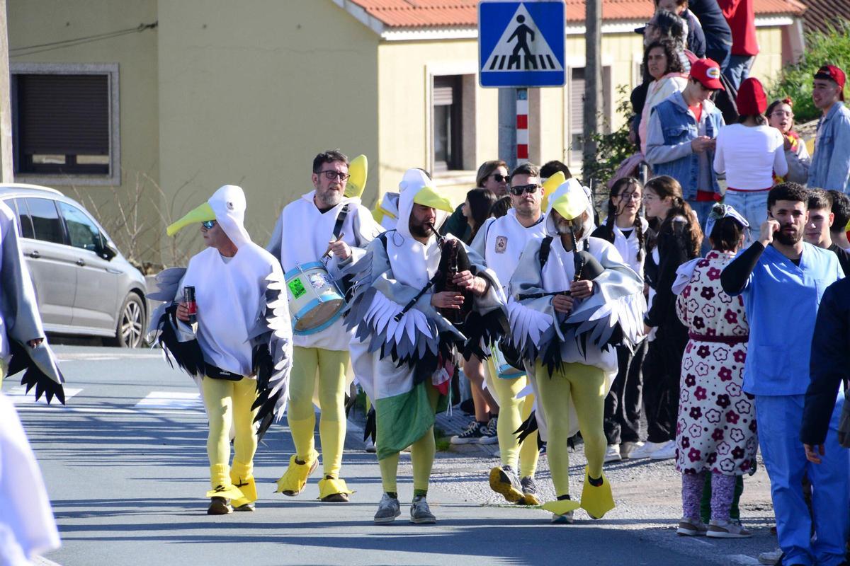Miles de personas entierran al Mexillón en el carnaval de Aldán