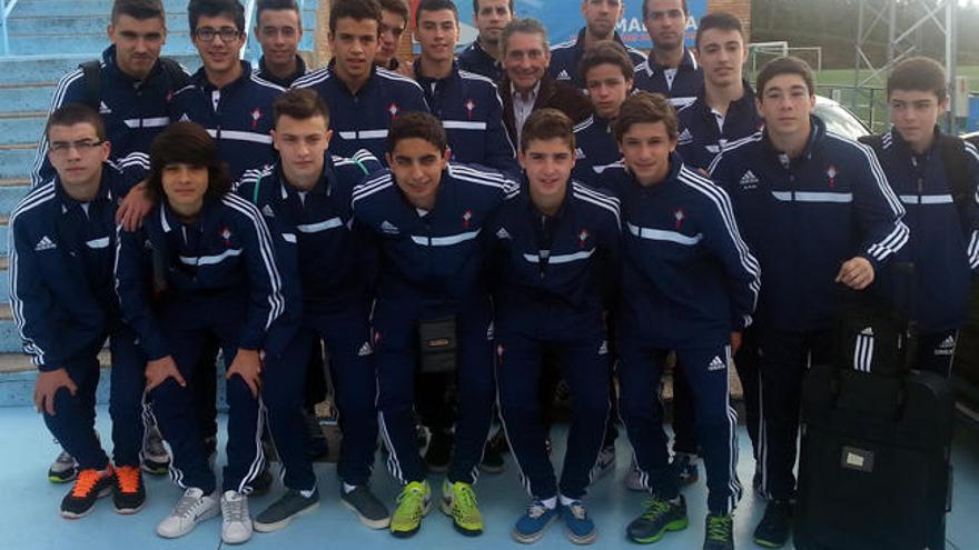 Los cadetes del Celta posan con Mouriño en A Madroa // FdV