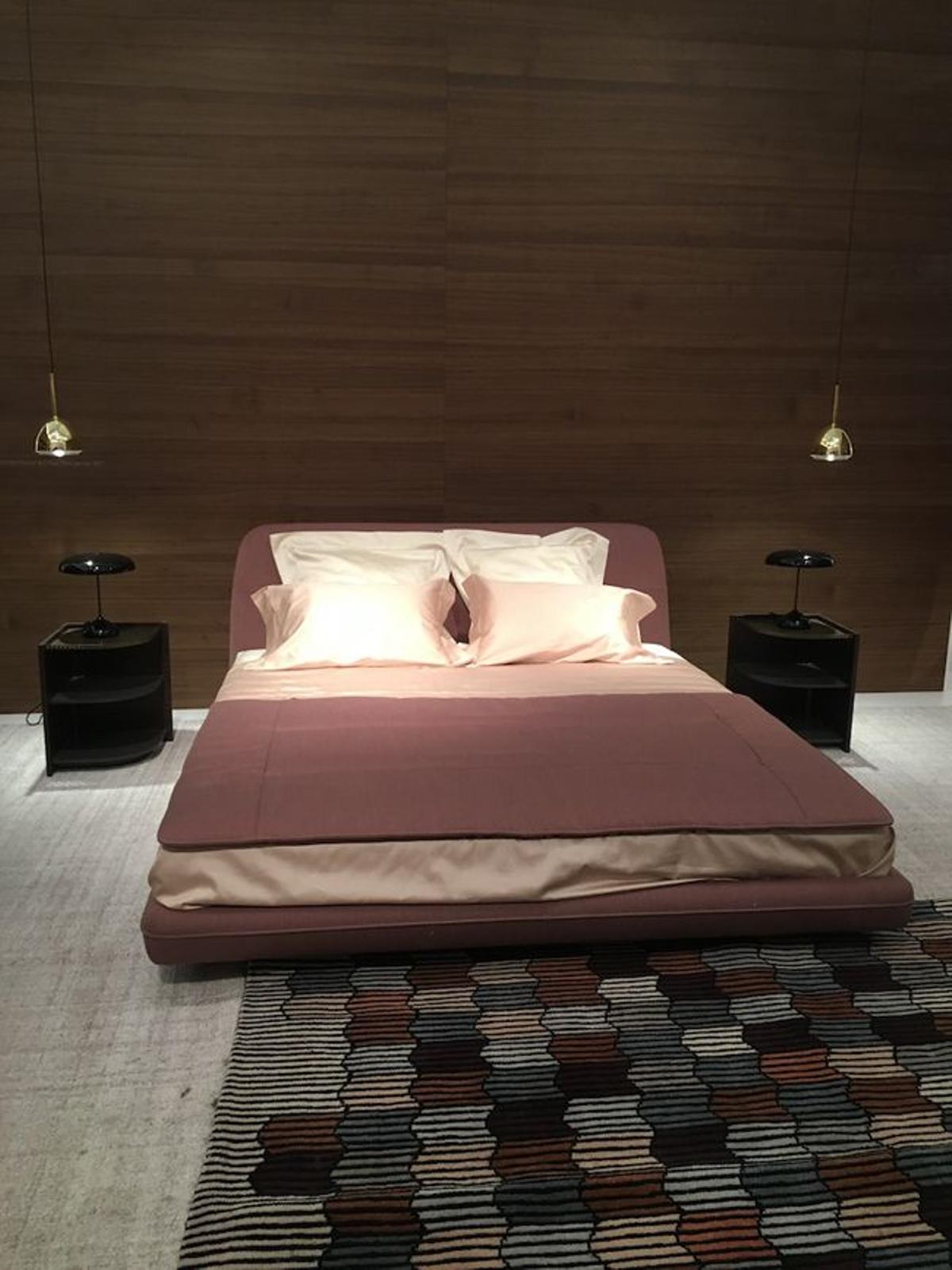 Decoración en color melocotón: cama Ultime de Ligne Roset