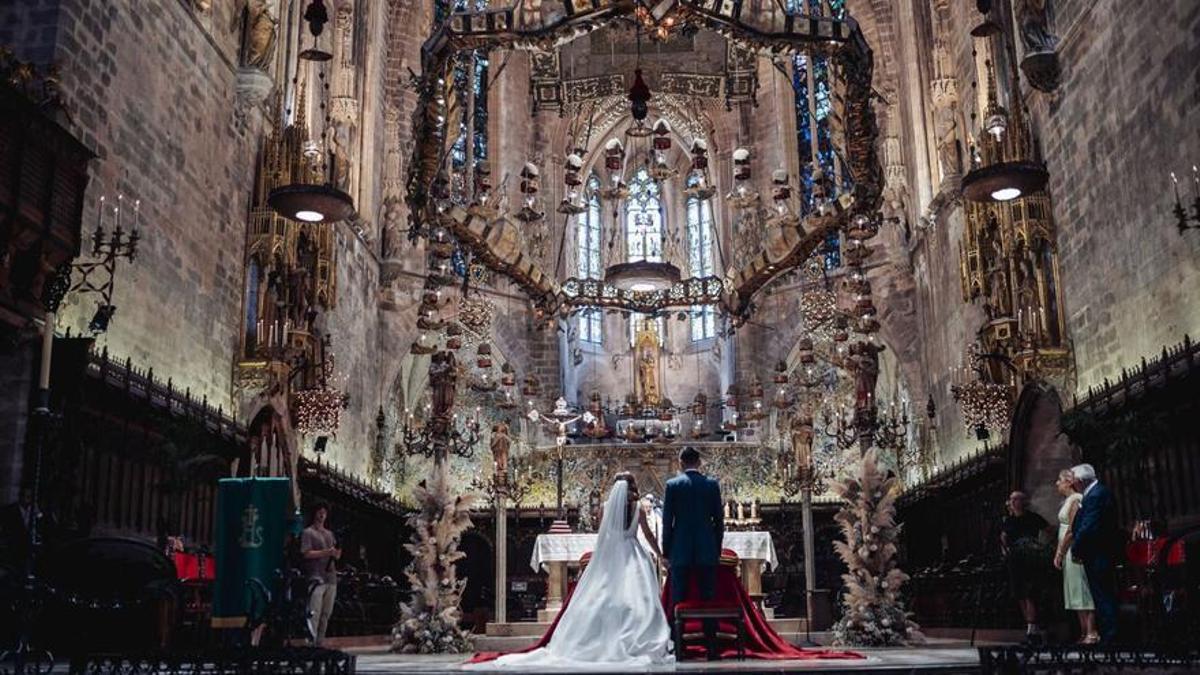 Elizabet Fernández, originaria de Granada, y José Cerdá, mallorquín, se dieron el 'sí quiero' en La Seu de Palma.