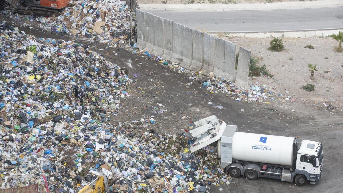 La falta de reciclaje en origen impide la valorización de la basura en las plantas de eliminación. Más del 70% de los residuos terminan todavía enterrados. Planta de Xixona donde llega la mayor parte de la basura de la comarca