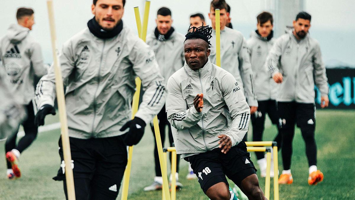 Okay y Aidoo, en primer término, durante un entrenamiento del Celta.