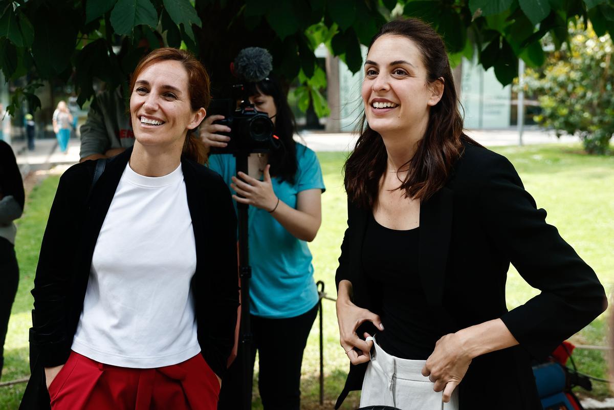 Mónica García y Rita Maestre pasan el día de reflexión en la feria del libro de Madrid.
