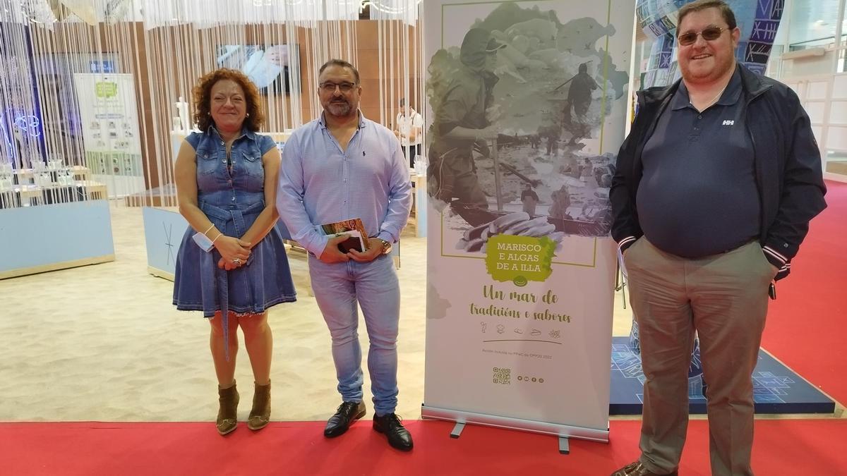 Juan Rial Millán con el alcalde de A Illa en la presentación de la campaña de algas