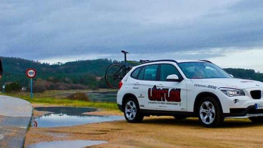 El coche de apoyo no perderá de vista a Alberto en ningún momento hasta llegar a la Ciudad Condal. // FdV