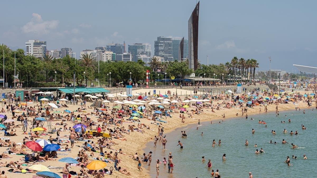 Barcelona cierra seis playas por alta concentración de personas