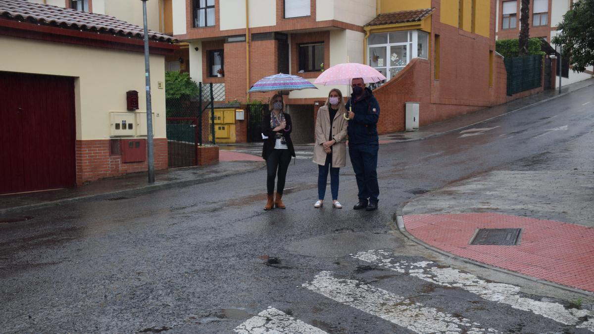 Susana Madera (primera por la izquierda) junto a la concejala de la Plataforma Vecinal de la Fresneda, Alejandra Cuadriello, y Tony Gómez, también del colectivo.