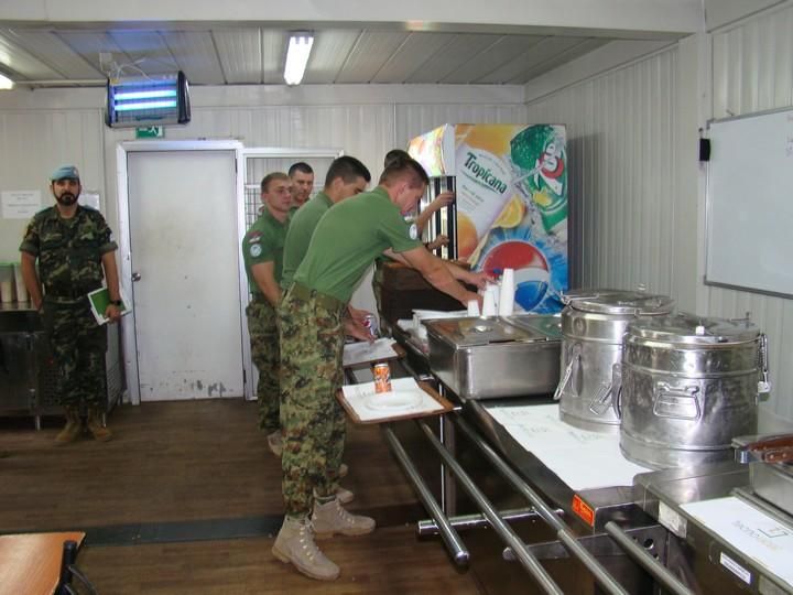 Tropas Serbia durante almuerzo en su base